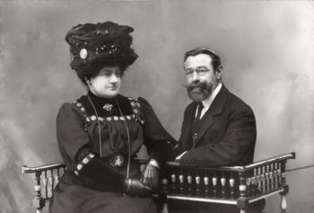 Dona Dolores López Saavedra e o seu marido Don Luis López Guitián. Señores da casa do Rosal retratados por José Gil en 1907.