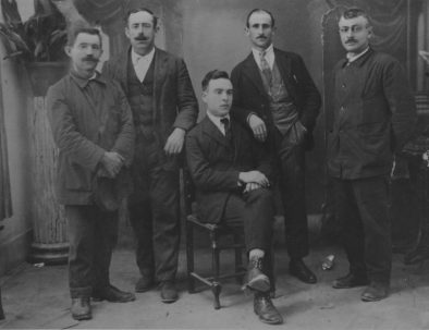 Á dereita Taratola cos compañeiros socialistas Alejandro, José (o de Vicente), Lorenzo Corbacho co mestre Angel Mato (sentado). 1920